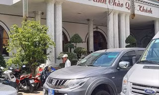 Tin mới vụ xe biển xanh dự tiệc thôi nôi cháu Bí thư huyện ủy
