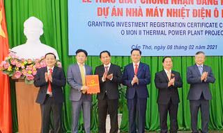 Lãnh đạo thành phố Cần Thơ trao giấy chứng nhận cho nhà đầu tư. Ảnh: TC