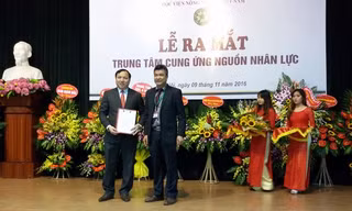 Ông Phạm Văn Cường, Phó giám đốc Học viện trao quyết định bổ nhiệm giám đốc trung tâm cho ông Vũ Ngọc Huyên (người cầm quyết định)