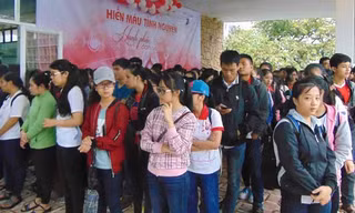 Các bạn sinh viên đến từ sớm để đợi đăng kí hiến máu