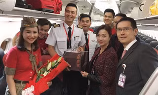 Đại diện sân bay Hong Kong chào đón phi hành đoàn Vietjet