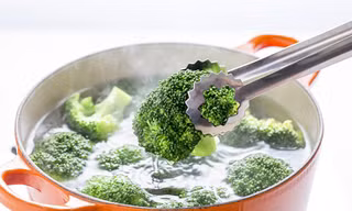  Nếu thời gian đun nấu rau quá dài, lượng vitamin C có trong rau có thể mất đi tới 50%, chuyên gia dinh dưỡng Tracy Lesht nói.