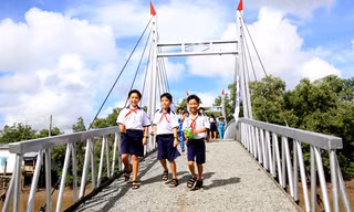Học sinh vui mừng đi trên cầu mới 
