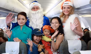 Ông già Noel Vietnam Airlines cùng công chúa tuyết xinh đẹp Jetstar Pacific chúc Giáng sinh các em nhỏ trên tàu bay