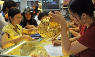 Giá vàng trong nước tiếp đà giảm sâu. ảnh minh hoạ