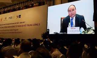 Thủ tướng nói về việc người Việt chuyển số tiền lớn ra nước ngoài tại Diễn đàn kinh tế tư nhân 2017. 