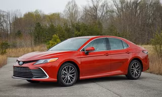 Toyota Camry bị triệu hồi bởi nguy cơ rơi bánh xe