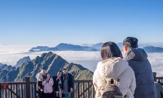 Du khách tấp nập 'săn mây' trên đỉnh Fansipan