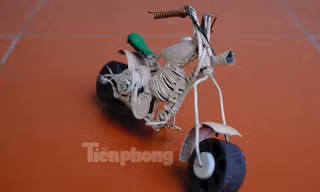 Chàng thanh niên uốn mô hình mô tô bằng… một tay