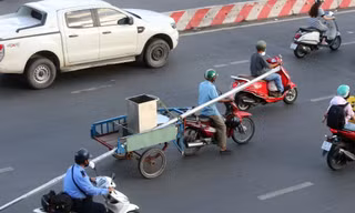 Đủ kiểu vi phạm giao thông trên đường phố TPHCM