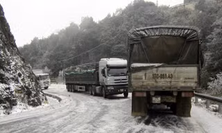 Lái xe khi đường đóng băng, trơn trượt cần lưu ý gì?