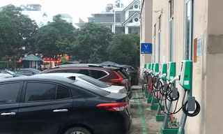 Người dùng xe điện bức xúc vì bị chiếm chỗ sạc