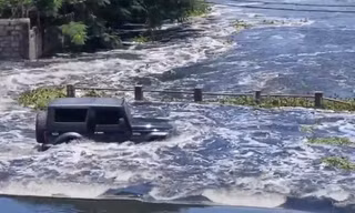SUV trổ tài 'bơi' qua dòng lũ