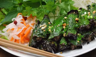 Báo Úc khen hết lời món bò nướng lá lốt của Việt Nam 