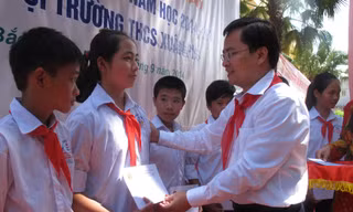 Bí thư T.Ư Đoàn Nguyễn Anh Tuấn trao học bổng cho học sinh nghèo vượt khó trường THCS Xuân Phú- Yên Dũng- Bắc Giang. Ảnh Hải Yến