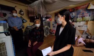 Hoa hậu Đỗ Thị Hà thăm làng chạy thận, đến với lao động sống dưới gầm cầu