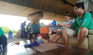 Nhiều người 'quên' khẩu trang, tập trung trà đá tán gẫu trên đại lộ Thăng Long 