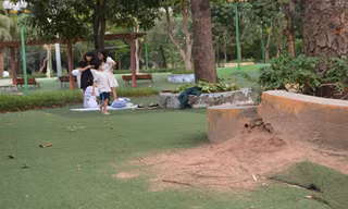 Nhiều hạng mục tại công viên Cầu Giấy xuống cấp, gây nguy hiểm cho trẻ