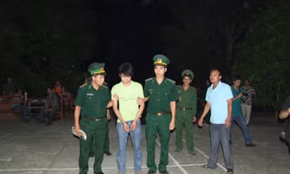 Bắt giữ Lê Văn Luyện. Ảnh: Xuân Bách