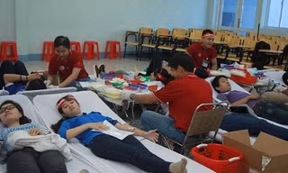 Sinh viên tham gia hiến máu tại chương trình Chủ nhật đỏ do Báo Tiền Phong tổ chức
