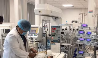 Phẫu thuật tim cứu sống bé sơ sinh nặng chỉ hơn nửa kg
