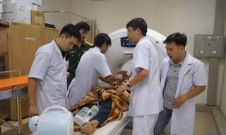 Trực thăng bay đêm cấp cứu ngư dân gặp nạn Trường Sa