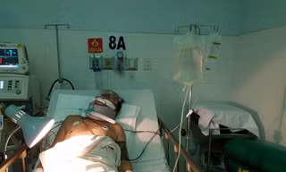 Ca mổ 'ngoạn mục' cứu cụ ông 76 tuổi mắc nhiều bệnh khỏi liệt tứ chi