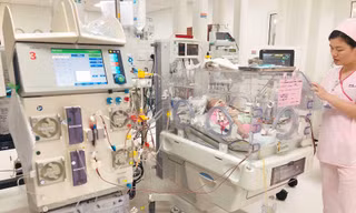 Lọc máu cứu sống bé sơ sinh nhiễm trùng huyết 