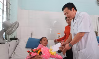 BS Đồng trao hoa chúc mừng bệnh nhân