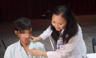 Cắt nối khí quản cứu bệnh nhân Campuchia