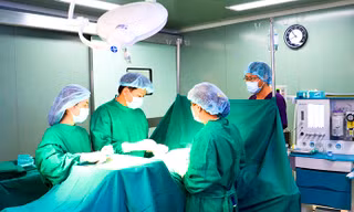 Bác sĩ 'câu' bệnh nhân ra ngoài mổ chui bị đình chỉ hoạt động 6 tháng