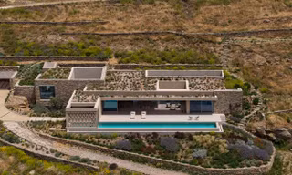 Ngắm trọn villa được thiết kế với cảnh quan tựa núi
