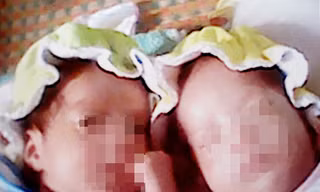 Hai đứa trẻ được các trinh sát công an Q. 10 mang vể giao lại cho người mẹ trẻ bồng bột