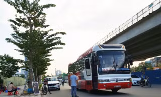 Một ngày nhóm người ở hai quán trà đá trước cổng số nhà 655 đường Phạm Văn Đồng thu tiền hàng chục nhà xe khách đi qua đây