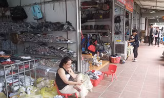 Tiểu thương làm bạn với điện thoại, chờ khách hàng
