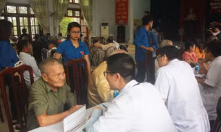 Đội ngũ bác sỹ trẻ Bệnh viện Nhiệt đới Trung ương nhiệt tình tư vấn, thăm khám cho các thương bệnh binh