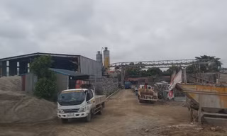 Trạm trộn và làm cọc bê tông của Công ty TNHH Anh Sáng hoạt động gây ô nhiễm môi trường tại xã Văn Khê, Mê Linh