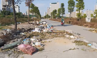 Rác tràn ngập lòng đường trong KĐT Văn Khê
