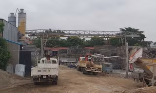 Ai 'chống lưng' cho trạm trộn bê tông, bãi cát dọc sông Hồng?