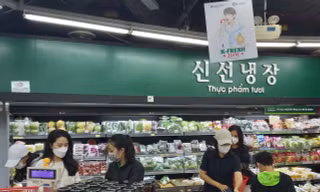 Người Hàn Quốc mua sắm ở siêu thị tại tòa nhà Keangnam (quận Nam Từ Liêm) 