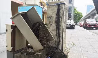 Tổ hợp 3 tủ điện nhếch nhác, có cái bị bung nắp trên phố Nguyễn Trãi.