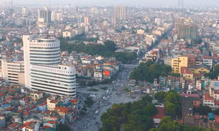 Hàng loạt cao ốc thi nhau mọc lên như nấm tại các nút giao thông trong nội thành Hà Nội Ảnh: Hồng Vĩnh