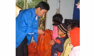 Tặng quà Tết cho trẻ em vùng cao