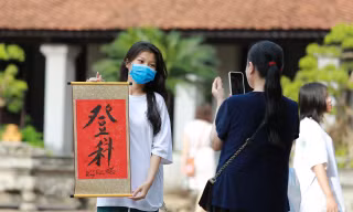 Bạn trẻ nô nức đến Văn Miếu xin chữ, cầu may trước kỳ thi THPT