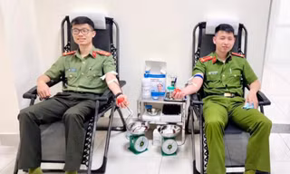 Hai chiến sĩ công an Sơn La hiến máu cứu bệnh nhân nguy kịch 