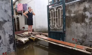 Một tuần sau mưa, người Hà Nội vẫn phải bắc 'cầu khỉ' vượt nước ngập