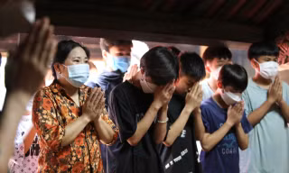 Sĩ tử hồi hộp, nô nức đi chùa cầu may trước kỳ thi tuyển sinh vào lớp 10