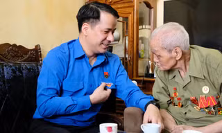 Bí thư T.Ư Đoàn Ngô Văn Cương thăm, tặng quà các chiến sĩ Điện Biên