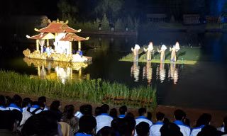 Đại biểu sinh viên thích thú trải nghiệm chương trình nghệ thuật Tinh hoa Bắc Bộ