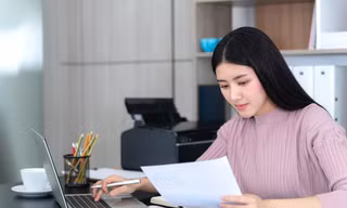 Vì sao Gen Z đi làm không cầm nổi lương về?